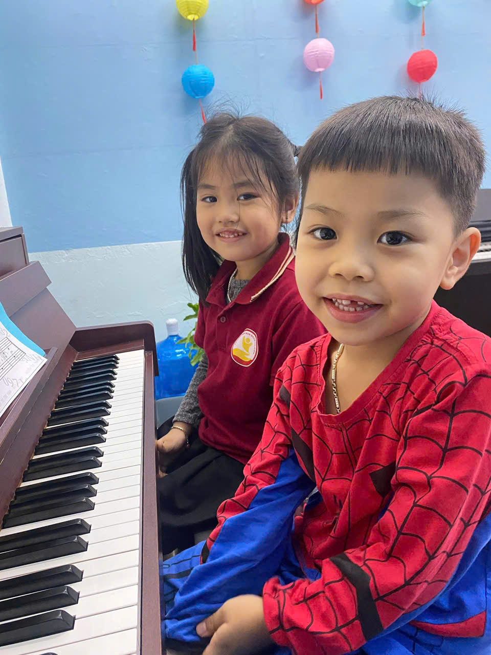Các bé hào hứng bên cây đàn piano tại JOIE