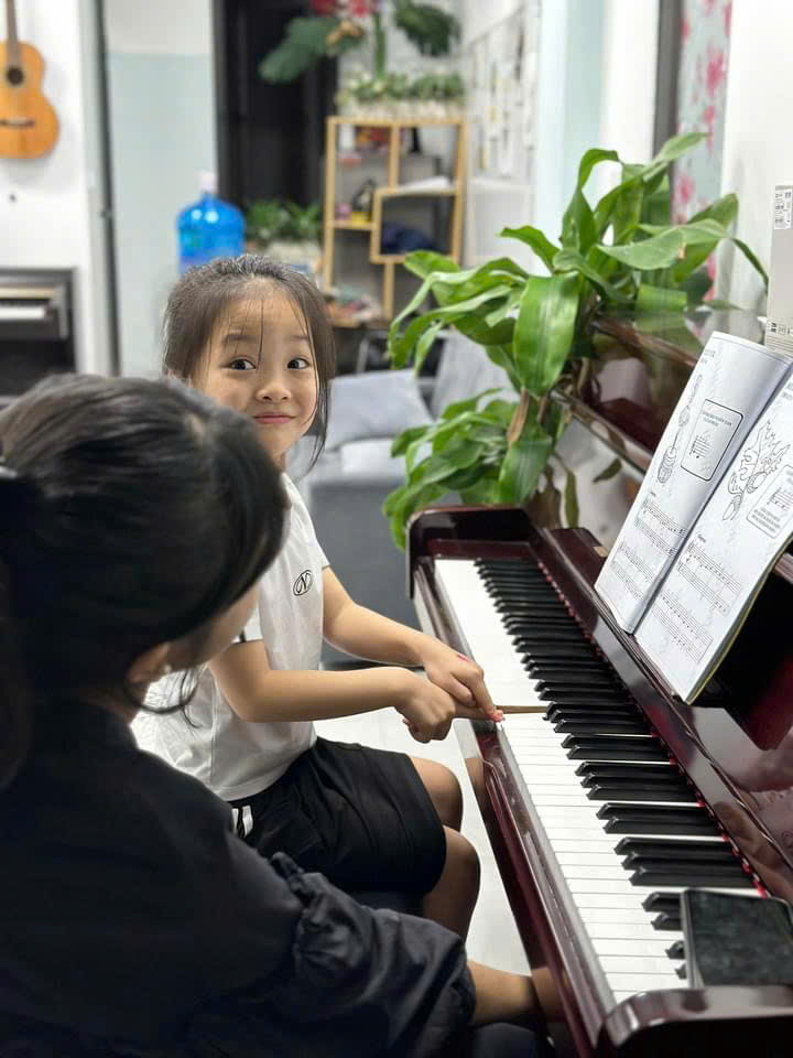 Bé tập chơi từng phím đàn piano tại JOIE