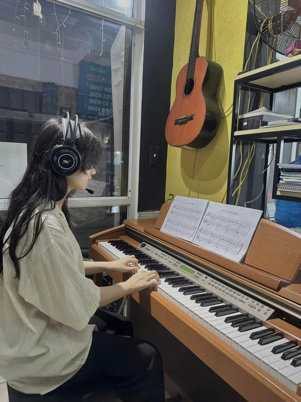 Bé luyện đàn piano theo từng bước nhỏ