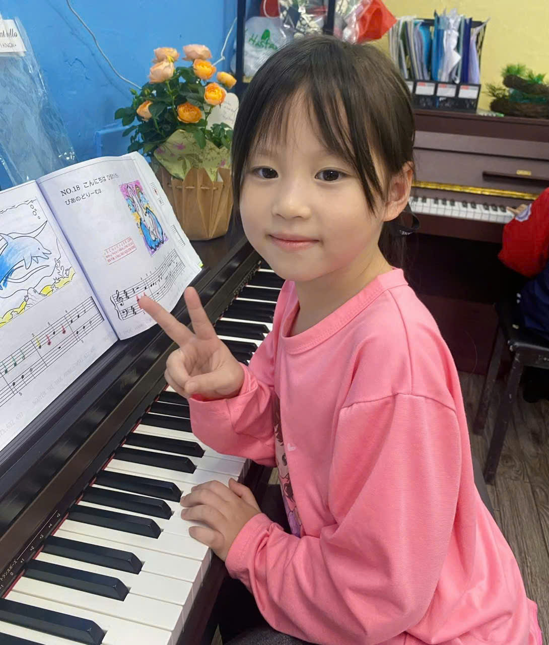 Bé vui vẻ giữ nhịp bên cây đàn piano
